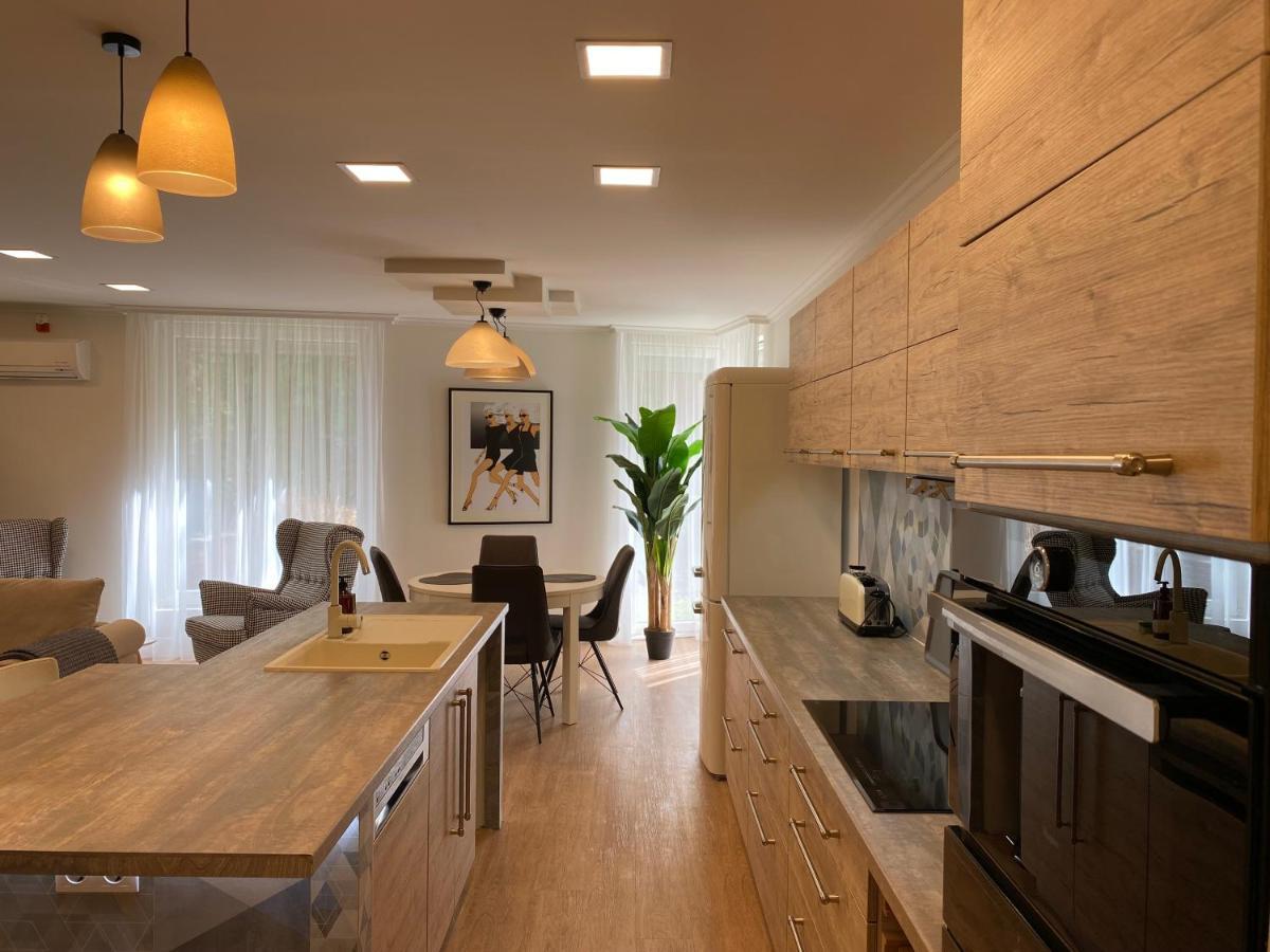 Ground Floor Park Bestern Сегед Экстерьер фото